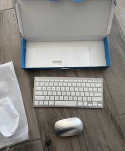 Wireless keyboard and mouse combo