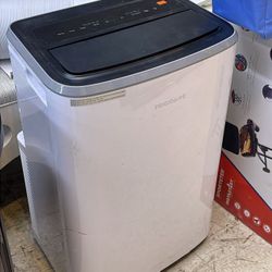 FRIGIDAIRE WINDOW FLOOR AC AIR CONDITIONER WITH ALL ATTACHMENTS WORKS PERFECTLY 