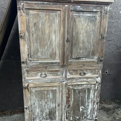 Free Amoire / Cabinet / Wardrobe