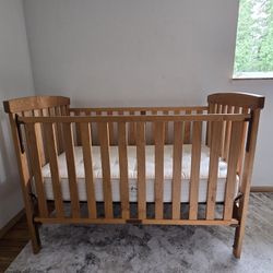 Maple Wooden Crib With Luxury Wool Cover Mattress 