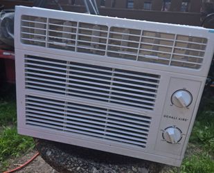 ❄️ Almost New A/C Unit – $120 ❄️

✅ Works great
✅ Clean & ready to install
🚚 Delivery available for an additional fee.

¡Aire acondicionado casi nuev