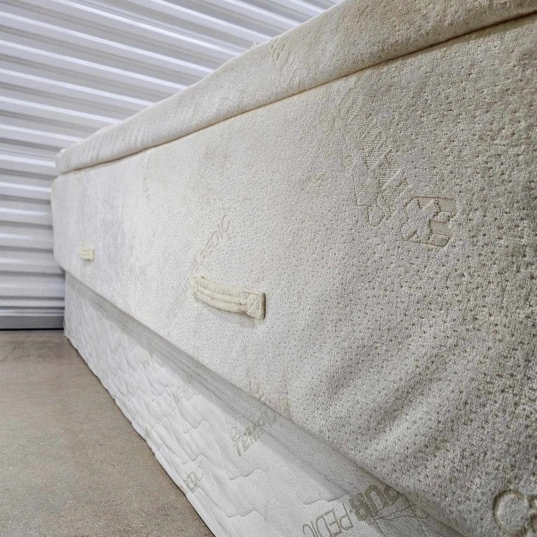 King Set (TempurPedic) FREE DELIVERY!! for Sale in San Antonio, TX