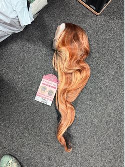 Vibrant copper-glazed, piano-color wavy wig featuring a deep side part and a lace front. new 13x6 The material is very soft.