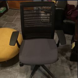 steelcase think chair In Good Condition. Fully Loaded 