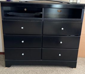 6 drawer dresser/ wood