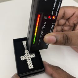 Cross Pendant Wirg Box Vvs1