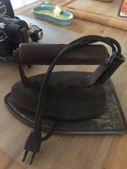 Cast iron iron with plug