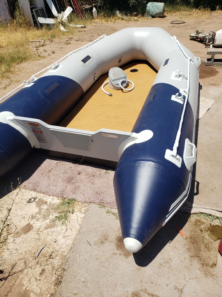 Inflatable boat