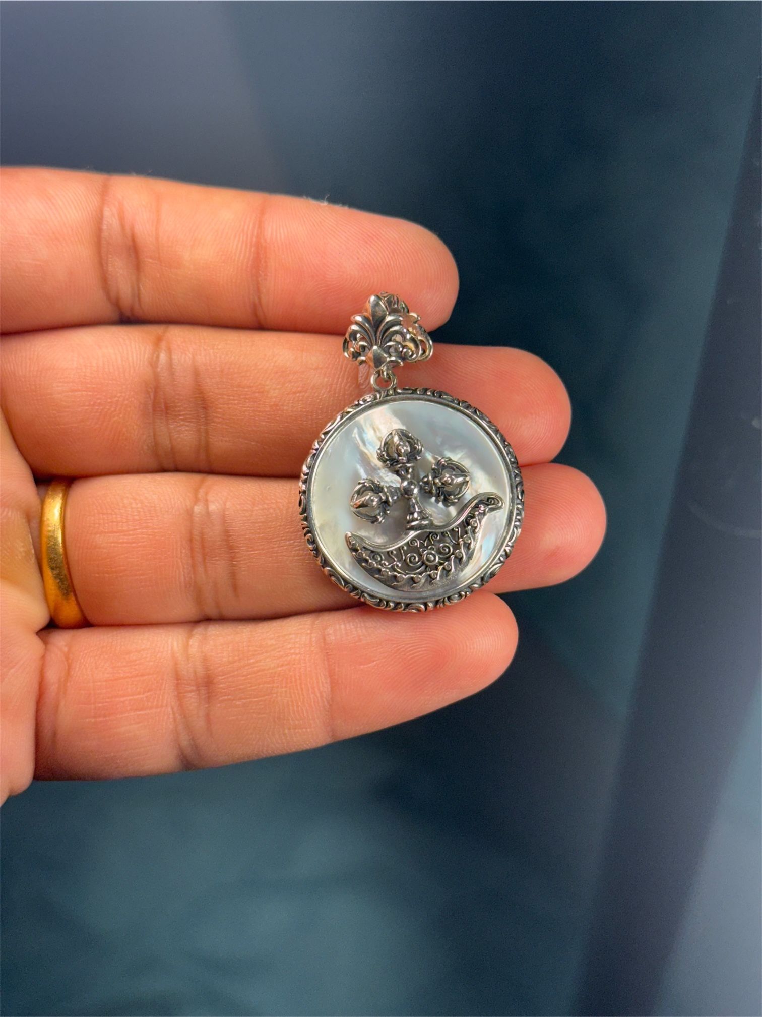 925 Sterling Silver Pendant – Three Figures on Moon Made in Italy Shell Base