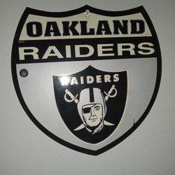 RAIDERS SIGN