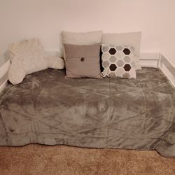 Twin Sized Day Bed With Trundle