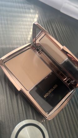 HOURGLASS PRESSED POWDER