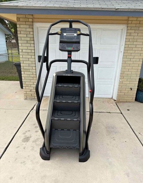 Matrix-Fitness-Climbing-Exercise-Machine