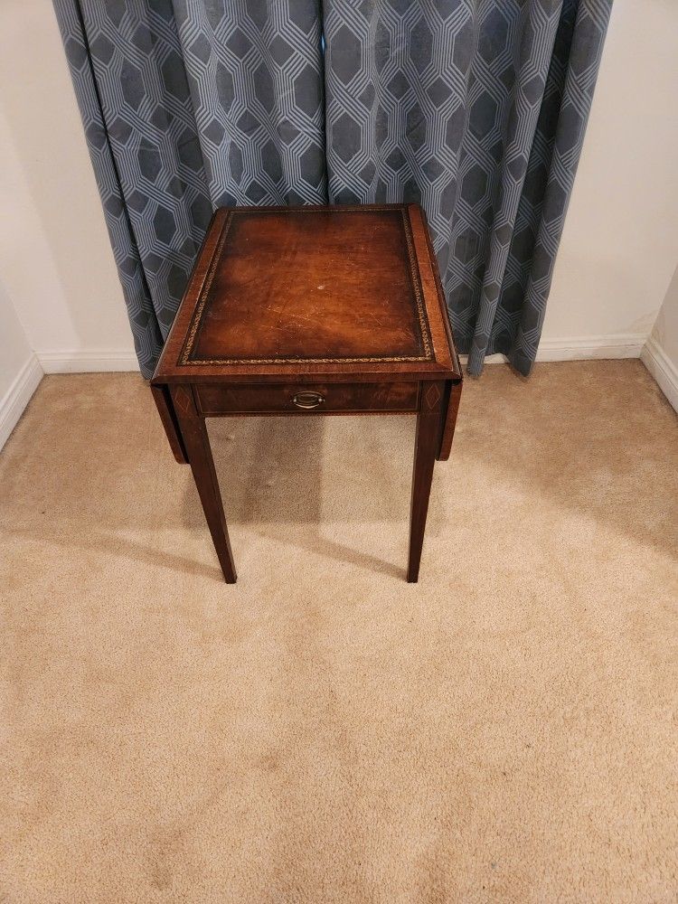Beautiful Antique Mahogany Accent Table With Leather Top And Drop Sides
