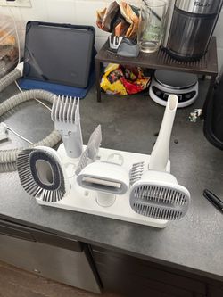 Grooming vacuum with clippers