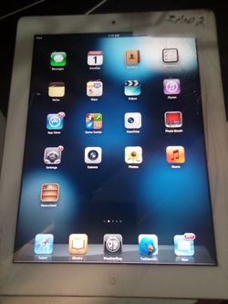 Apple iPad 2 White Tablet. Cracked screen