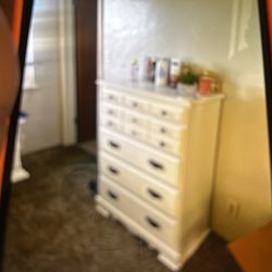 queen Bedroom Set 2 Night Stands And Tall Dresser