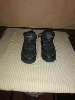 Tenis con casquillos size 8 de hombre. Usados solo por un dia