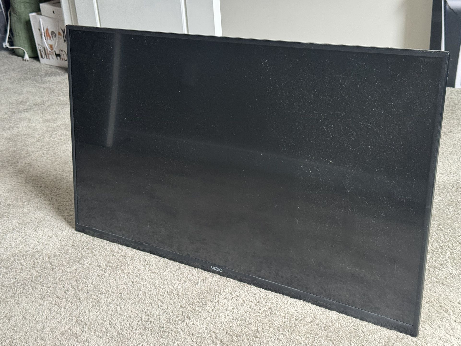VIZIO TV ‘40 W/ WALL MOUNT (NO REMOTE*)
