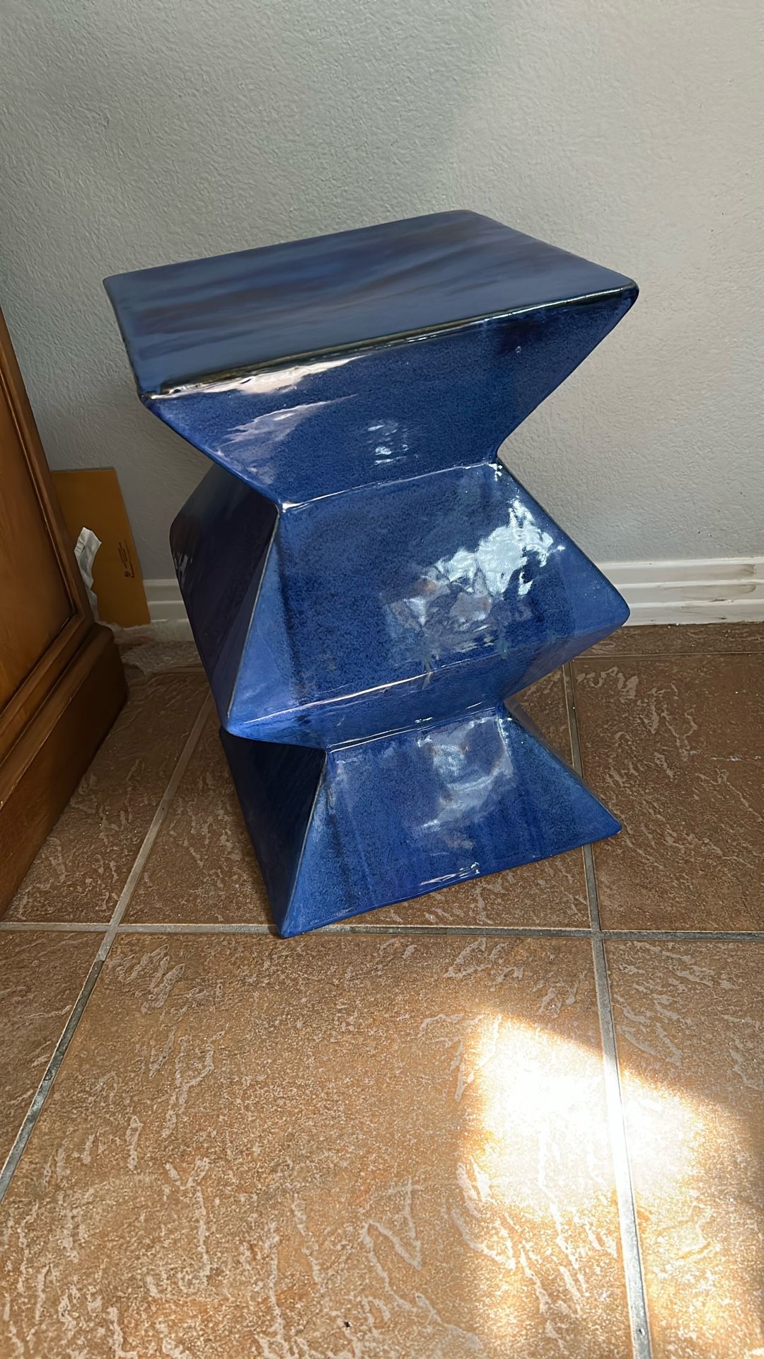 Ceramic table 18 inches navy blue, modern, mint condition