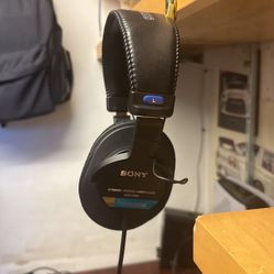Sony MDR-7506 professional headphones,