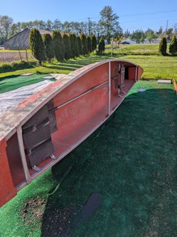 🔥 17‑ft Fiberglass Canoe — Solid Hull, Ready for the Water