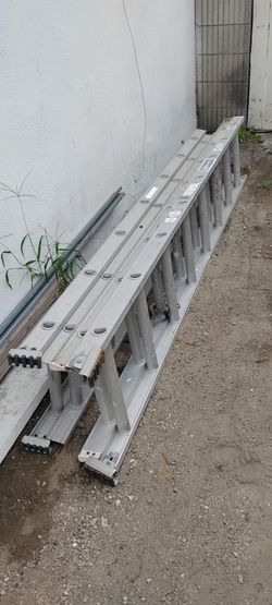 Dos escalera $50 dólares cada una