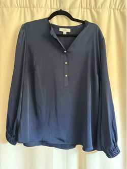 CeCe Satin top with pearl buttons 1x