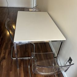 Table  With  Chairs