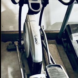 NordicTrack Elite 8.7 Power Incline Elliptical - Black Workout