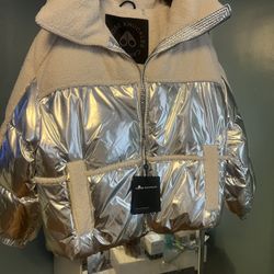 New Women’s Moose Knuckles Jacket Sz Large $400.00