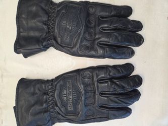 Women's insulated Harley Davidson leather gloves.