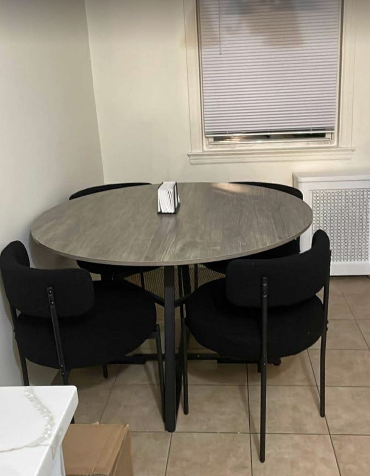 Round Dinning Table