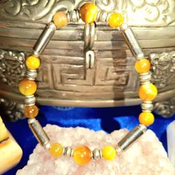 Bracelet golden tiger eye.
Silver colored fogs medium size