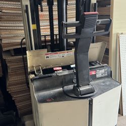 Crown Pallet Stacker/Forklift With Battery Charger (MODEL: 40WTT)