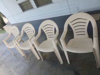 Se Venden 4 Sillas De Plástico  Medidas De Frente  24×17× 18 De altura  $ 35 Las 4 Masisas