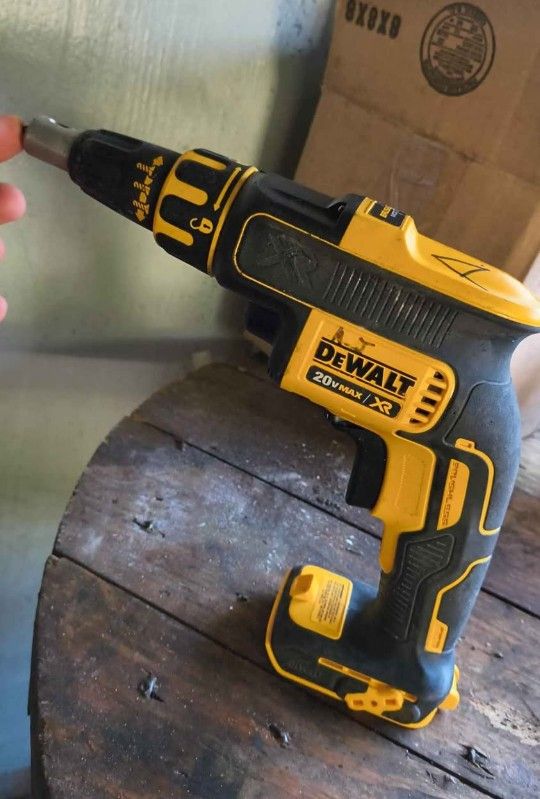 DCS551 Cordless Cut-Out Tool 20v Max y DCF620 Drywall Screwgun 20v Max y  1 charger y 4 Batterys