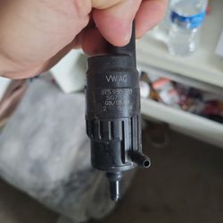 Audi VW Windshield Washer Pump 