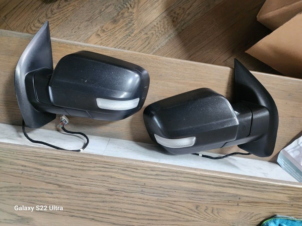 2018 NISSAN TITAN SV OEM Side VIEW MIRRORS with Lane Warnings Indicating Features.