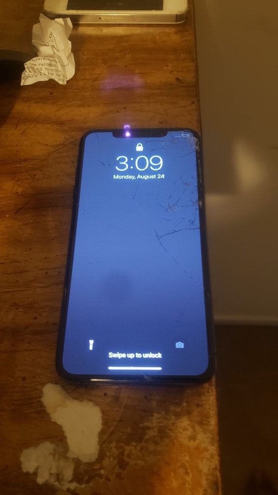 IPHONE XS MAX 128GB unlocked cracked screen