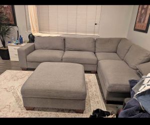 DELIVERY AVAILABLE 🚛! Beautiful grey sectional couch from COSTCO with matching ottoman