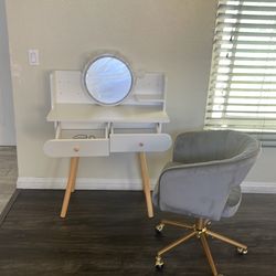 Vanity and chairs. New $100