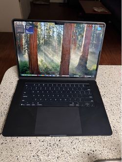 2025 MacBook Air (Like New), M4 chip, 15 inch w/case