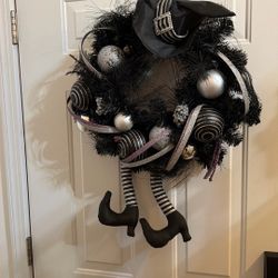 Knock Knock -Door Decor for A  Monochromatic Holiday Theme