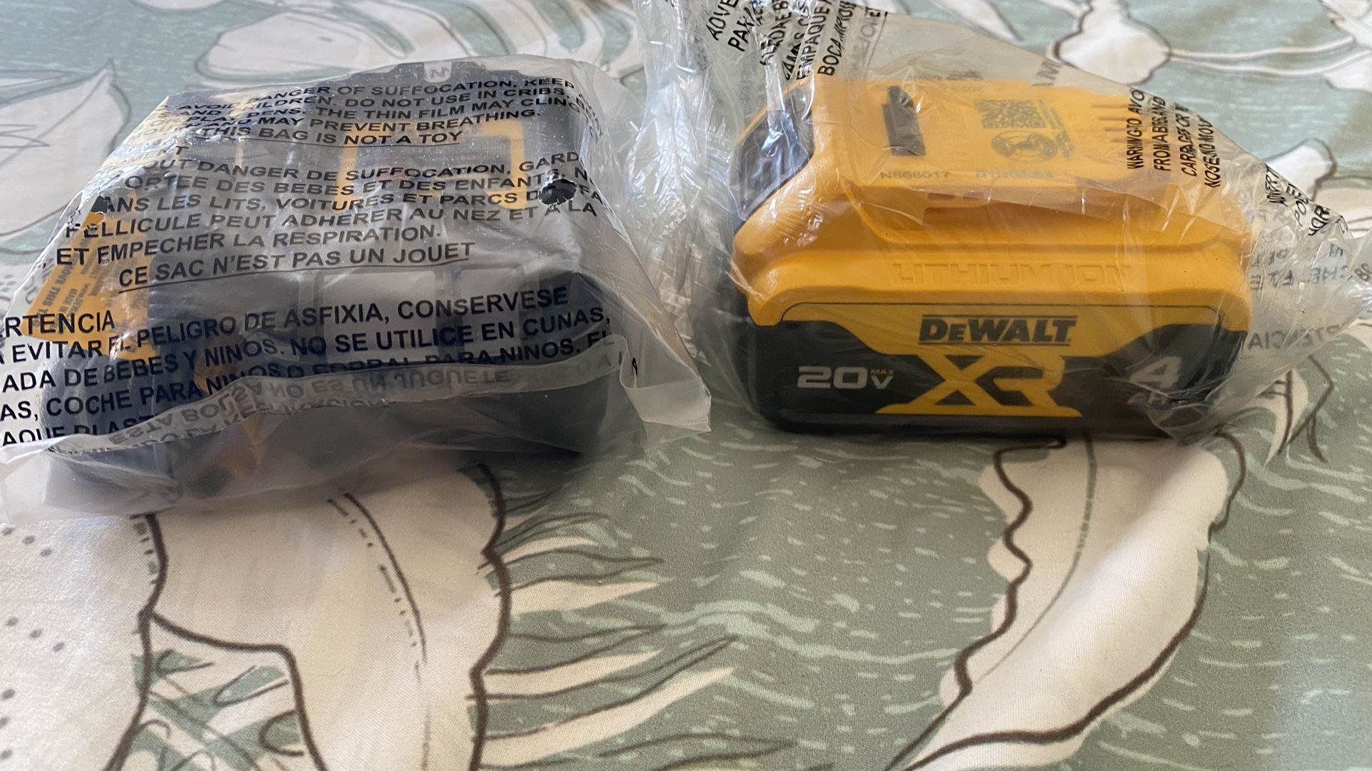  Dewalt  Battery  4 Ah And Charger 