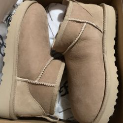 sand mini uggs only worn 3 times still have the box 