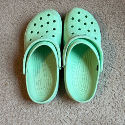 Crocs Men’s 8 Women’s 10