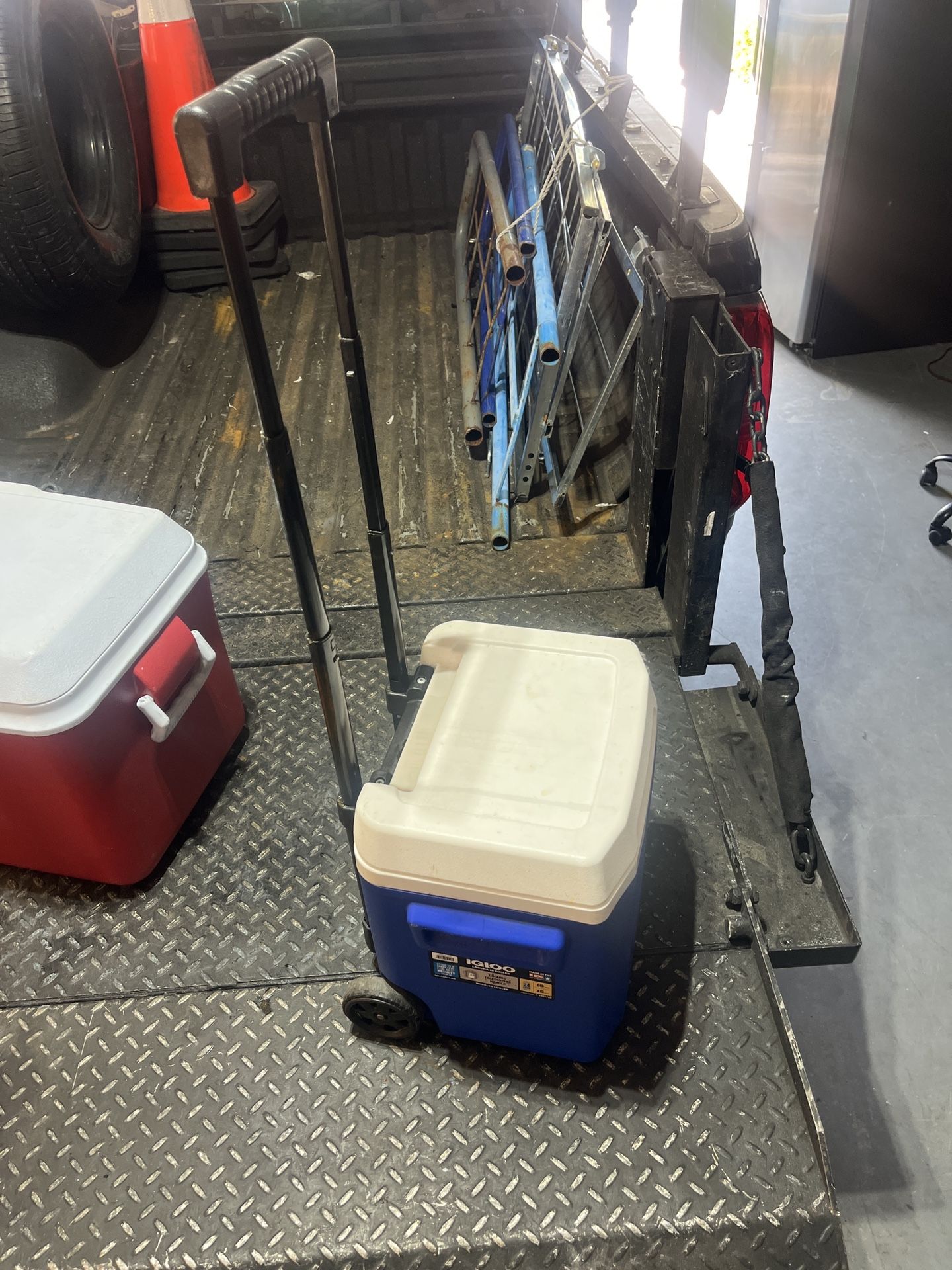 Igloo 16qt (holds 24 cans) Rolling Cooler
