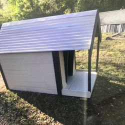 Handcrafted Large Dog House.      Del Valle.    Elroy Area.       Never Used.   