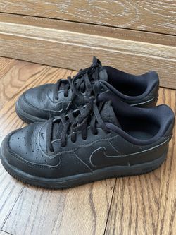 Boys Black Nike Sneakers Size 2